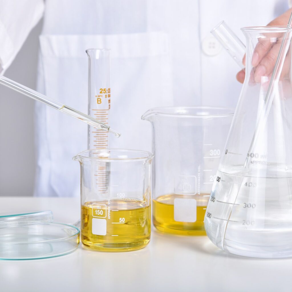líquido en recipientes de laboratorio